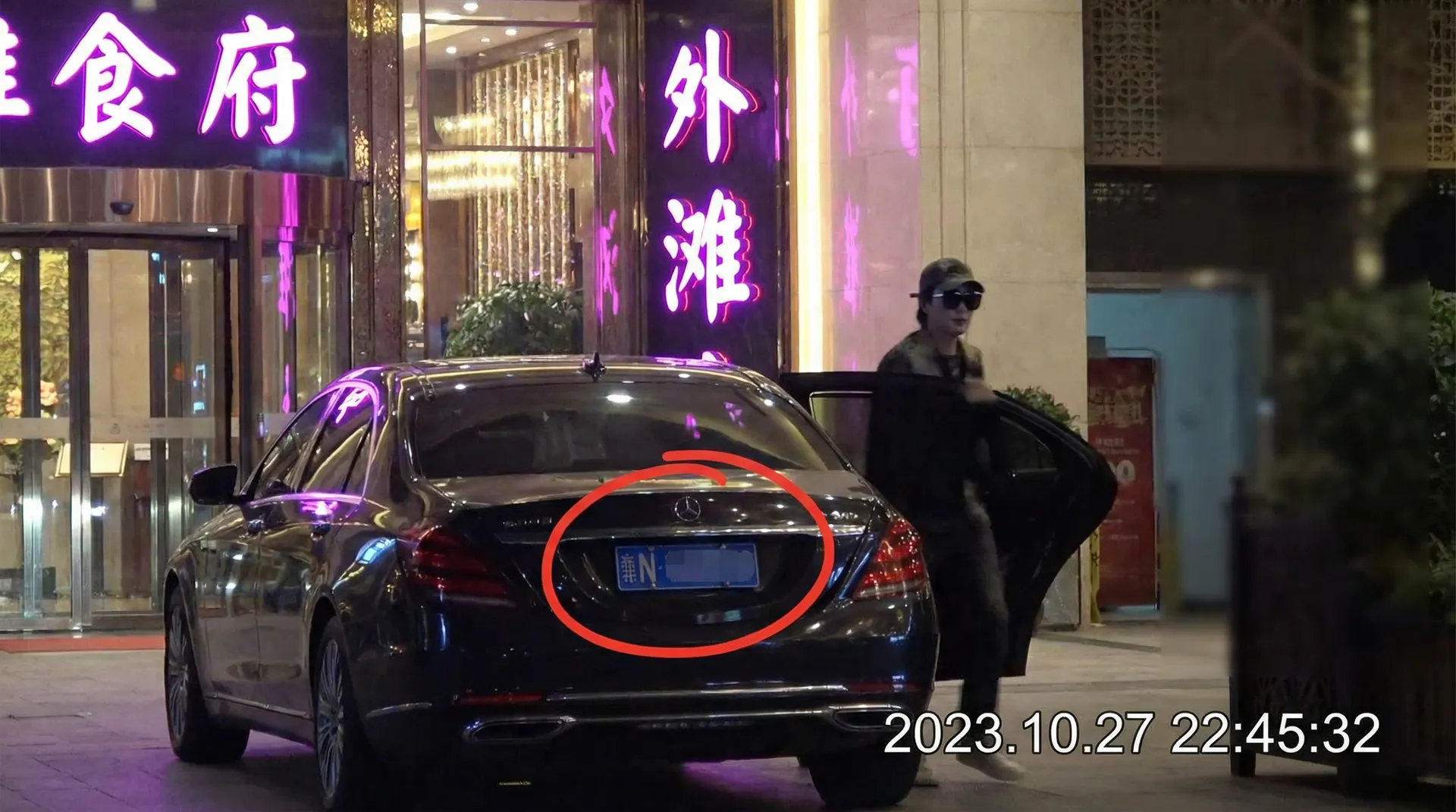 bwin娱乐 - 某明星深夜现身高档餐厅被拍